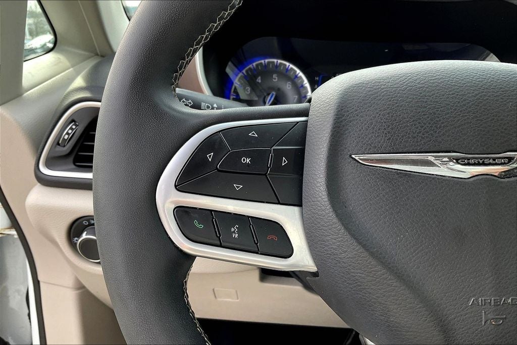 2023 Chrysler Voyager LX