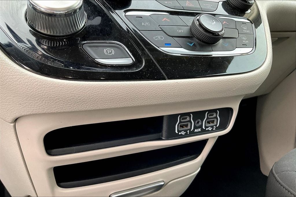 2023 Chrysler Voyager LX