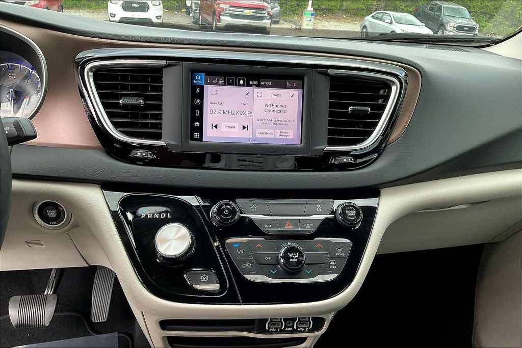 2023 Chrysler Voyager LX