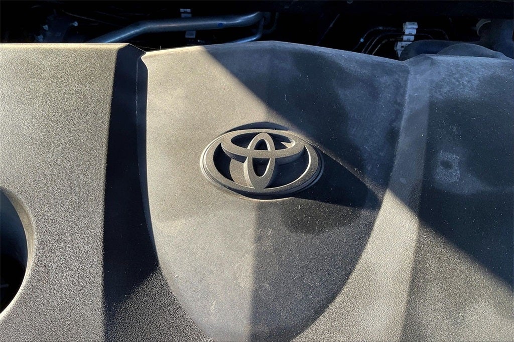 2022 Toyota Camry Hybrid LE