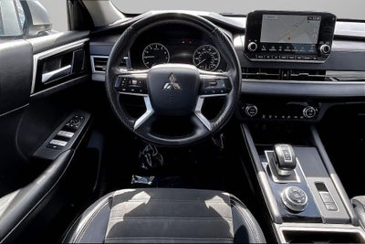 2024 Mitsubishi Outlander SE Black Edition w/Pano Roof