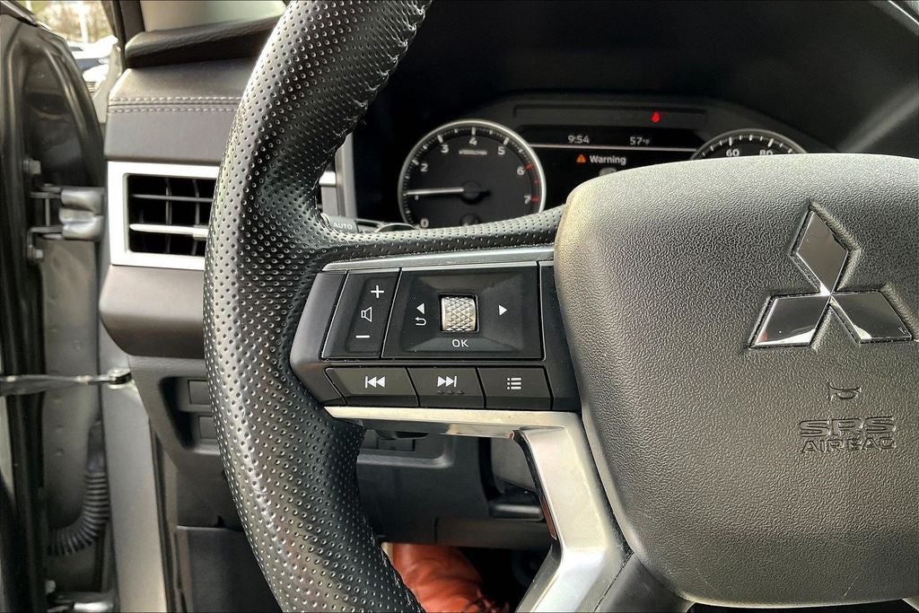 2024 Mitsubishi Outlander SE Black Edition w/Pano Roof