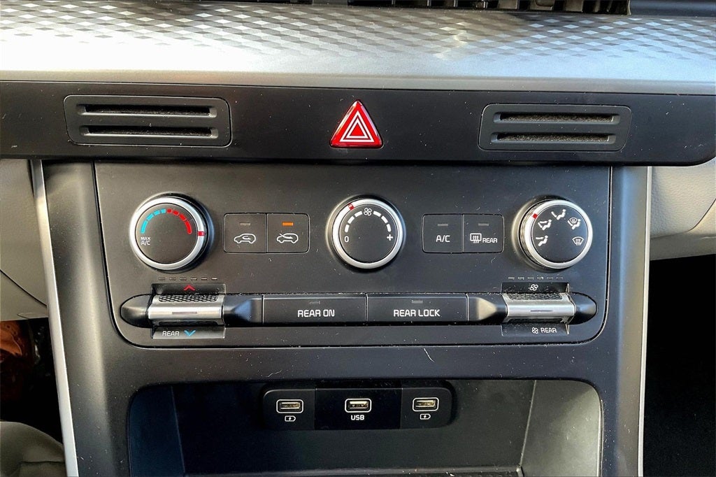 2024 Kia Carnival LX Seat Package