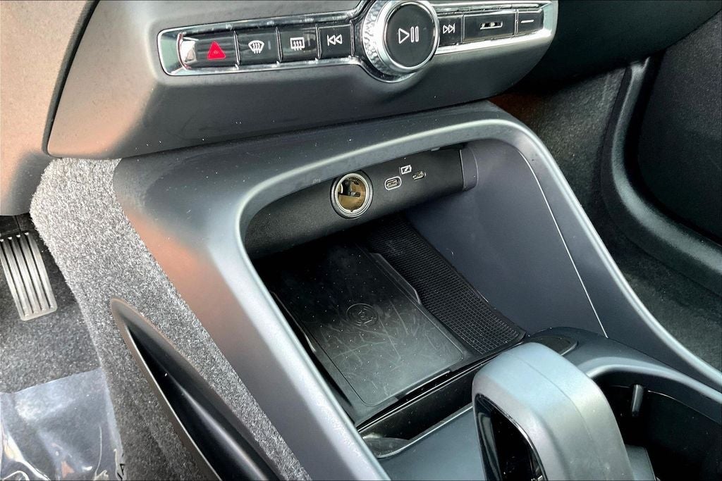 2024 Volvo XC40 B5 Core